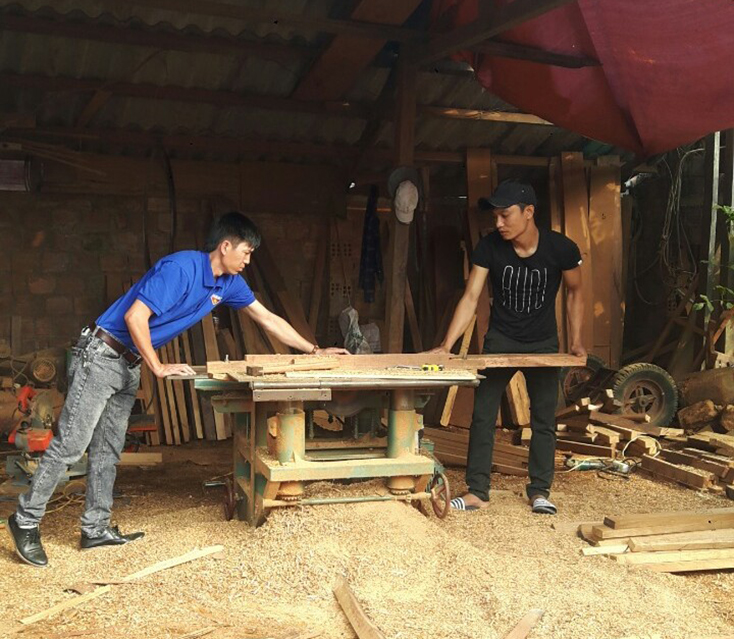 Mô hình xưởng mộc của đoàn viên Phan Văn Tình tạo việc làm thường xuyên cho 10 lao động ở địa phương.