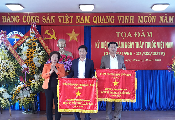 Thực hiện tốt các phong trào thi đua yêu nước, Trung tâm Y tế huyện Quảng Ninh vinh dự được nhận Cờ thi đua của UBND tỉnh.