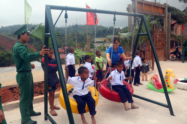 Niềm vui của các em học sinh người Ma Coong khi có khu vui chơi mới.
