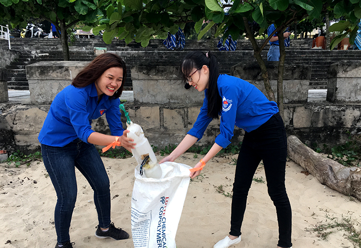 ĐVTN Cục Thuế tỉnh hưởng ứng “Ngày chủ nhật xanh”, nhặt rác thải tại bãi biển Nhật Lệ.  