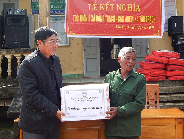 Đại diện lãnh đạo Ủy ban MTTQVN huyện Bố Trạch tặng quà cho bản Arem tại lễ kết nghĩa 2 KDC.