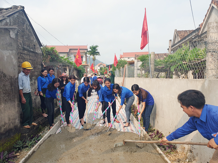 Các ĐVTN thị xã Ba Đồn tham gia lễ khởi công xây dựng đường giao thông nông thôn tại xã Quảng Thủy.