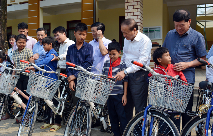 Chủ tịch Ủy ban MTTQVN tỉnh và đại diện các ban, ngành và huyện Lệ Thủy trao tặng 20 chiếc xe đạp cho học sinh xã Lâm Thủy.