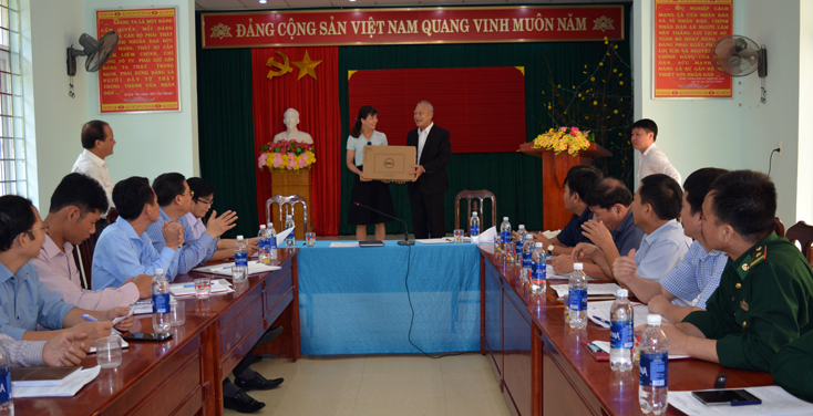 Tập đoàn Sơn Hải (TP. Đồng Hới) cũng trao tặng 1 bộ máy vi tính phục vụ dạy và học cho Trường mầm non Lâm Thủy.