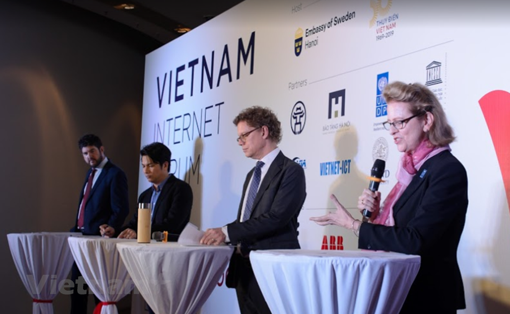  Các đại biểu chia sẻ tại buổi họp báo giới thiệu về Diễn đàn Internet Việt Nam 2019. (Ảnh: P.V/Vietnam+)