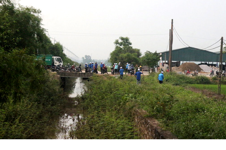 Đoàn viên thanh niên huyện Lệ Thủy ra quân vệ sinh môi trường hưởng ứng ngày Nước thế giới.