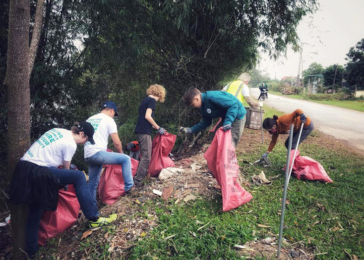  Du khách tham gia hoạt động thu gom rác thải tại Phong Nha.     