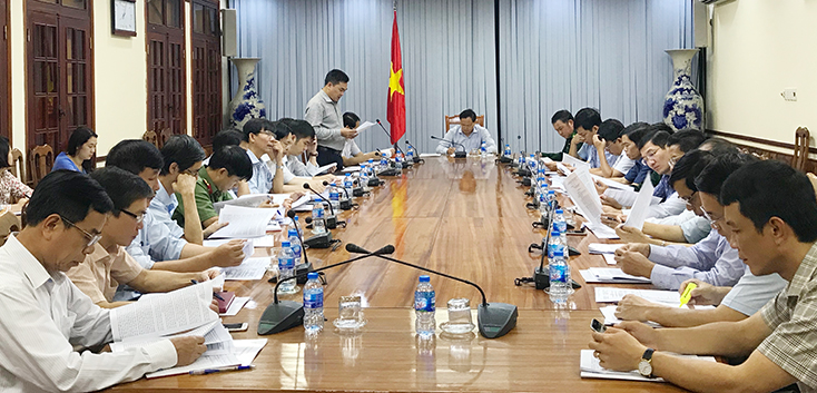 Đồng chí Phó Chủ tịch UBND tỉnh Lê Minh Ngân chủ trì cuộc họp.