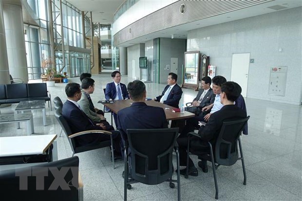 Các quan chức Hàn Quốc và Triều Tiên tại buổi thảo luận về việc mở văn phòng liên lạc liên Triều tại thị trấn biên giới Kaesong thuộc Triều Tiên ngày 8-6-2018. (Ảnh: Yonhap/TTXVN)