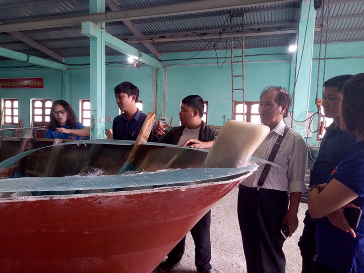 Thanh niên Bố Trạch tham quan nhà máy chế tạo thuyền của Công ty TNHH SX Composite Miền Trung.