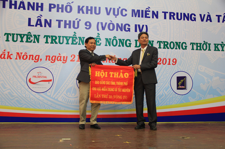Trao cờ đăng cai Hội thảo báo Đảng các tỉnh miền Trung-Tây Nguyên lần thứ 10 (vòng IV) cho đơn vị Báo Quảng Trị