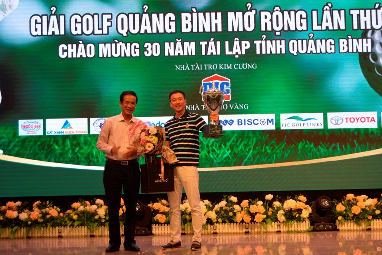 : Đồng chí Chủ tịch UBND tỉnh Trần Công Thuật trao giải quán quân (Best Gross) cho golf thủ Phạm Minh Phong.