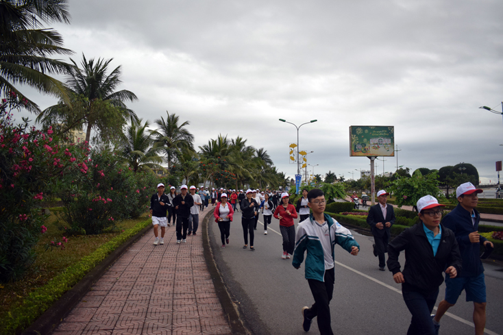 Các đại biểu cùng người dân hưởng ứng đường chạy ở cự ly khoảng 1km, xung quanh khu vực hồ thành Đồng Hới.