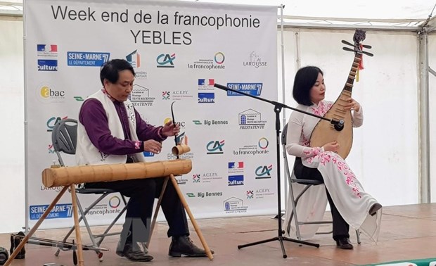 Biểu diễn nhạc cụ truyền thống của Việt Nam tại Ngày hội Pháp ngữ. (Ảnh: Linh Hương/TTXVN)