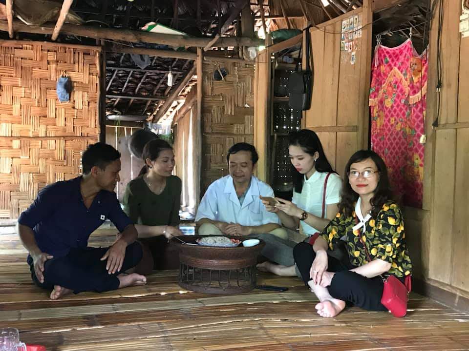Cán bộ TTYT huyện Minh Hóa đang tuyên truyền, phổ biến chính sách dân số cho người dân thuộc địa bàn vùng sâu, vùng xa.