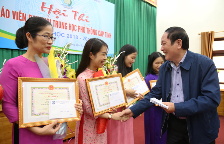 Lãnh đạo Hội Khuyến học tỉnh trao thưởng cho các giáo viên xuất sắc.