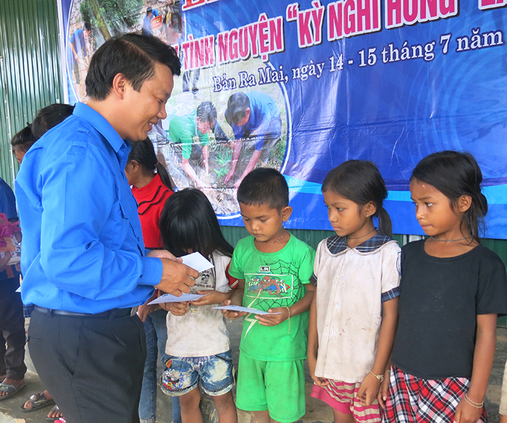 Lãnh đạo Tỉnh đoàn tặng quà cho học sinh nghèo.