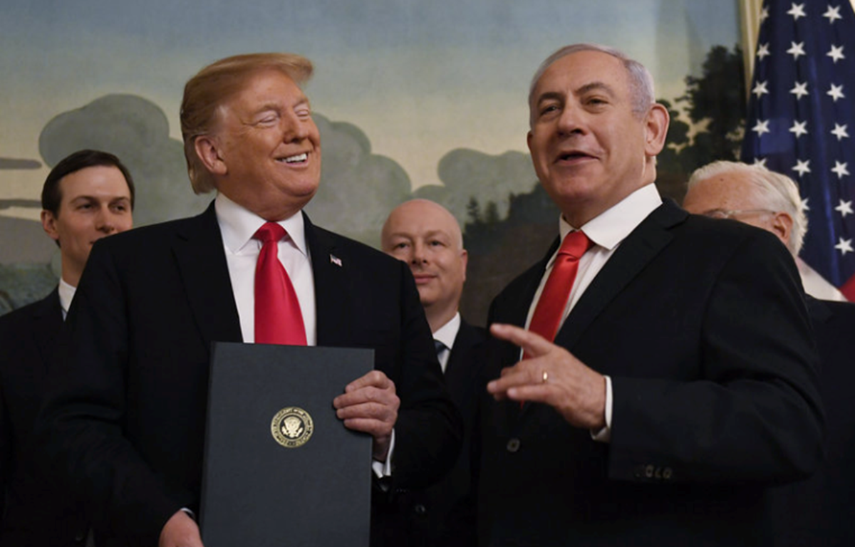 Thủ tướng Israel Benjamin Netanyahu và Tổng thống Mỹ Donald Trump tại Nhà Trắng trong lễ ký sắc lệnh về việc Mỹ công nhận chủ quyền của Israel với Cao nguyên Golan. (Nguồn: AP)