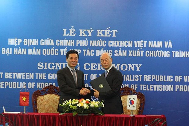 Bộ trưởng Bộ Thông tin và Truyền thông Nguyễn Mạnh Hùng và Chủ tịch Ủy ban Truyền thông Hàn Quốc Lee Hyo-seong ký kết Hiệp định. (Nguồn: Bộ Thông tin và Truyền thông)