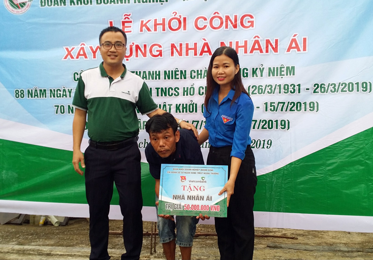 Đại diện Chi đoàn Ngân hàng Vietcombank trao tiền hỗ trợ cho anh Hoàng Văn Sự.	