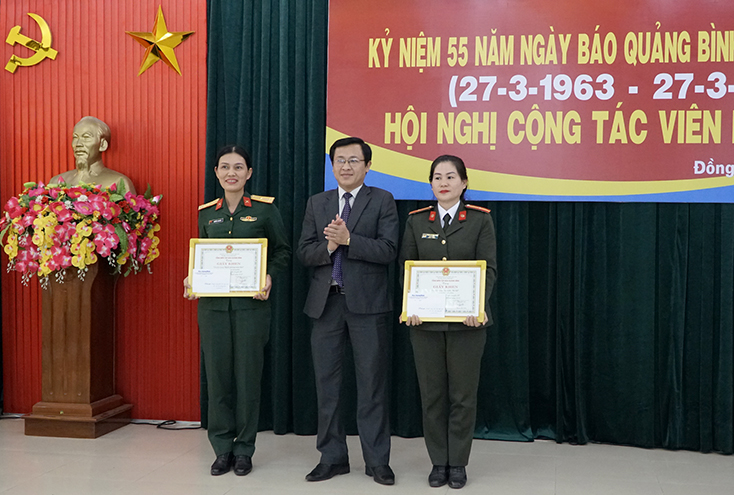 Đồng chí Tổng Biên tập Hoàng Hữu Thái khen thưởng cho đại diện các tập thể xuất sắc tại hội nghị cộng tác viên năm 2018.