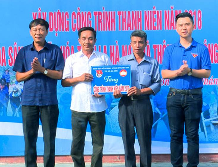 Lãnh đạo Ủy ban MTTQVN TX. Ba Đồn và Thị đoàn Ba Đồn phối hợp tặng công trình thanh niên cho xã Quảng Văn.