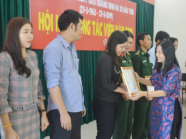 Đồng chí Phó Tổng biên tập Hồng Hiếu trao giấy khen cho các CTV tích cực.