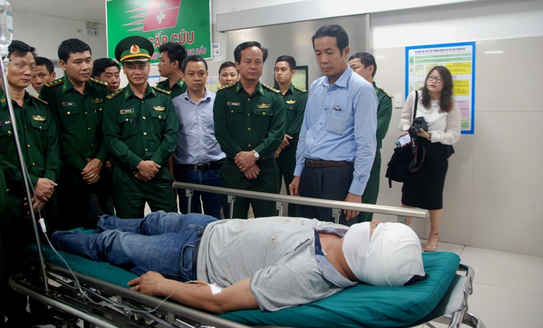 Đồng chí Trần Công Thuật, Chủ tịch UBND tỉnh thăm hỏi, động viên chiến sỹ Nguyễn Thế Vinh đang điều trị tại Bệnh viện Hữu nghị Việt Nam-Cu Ba Đồng Hới.
