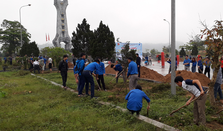 Đoàn viên thanh niên lao động làm Vườn hoa tri ân các anh hùng liệt sỹ tại Nghĩa trang liệt sỹ huyện.