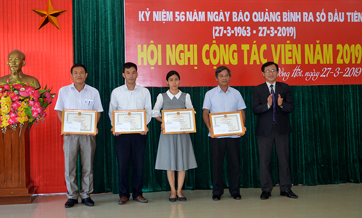 Đồng chí Tổng biên tập Hoàng Hữu Thái trao giấy khen và phần thưởng cho các CTV xuất sắc và tiêu biểu.