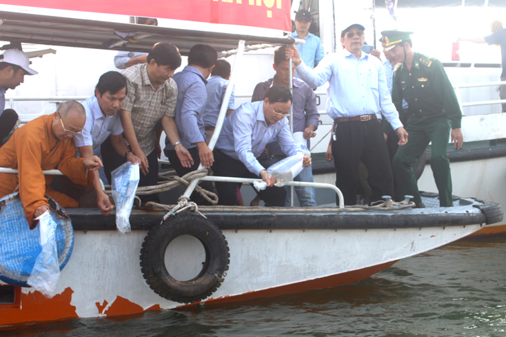 Đồng chí Lê Minh Ngân và cán bộ Sở Nông nghiệp - PTNT thả tôm giống tái tạo nguồn lợi thủy sản năm 2019.  