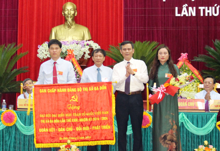 Đồng chí Trần Thắng, Bí thư Thị uỷ Ba Đồn trao bức trướng của Ban Chấp hành Đảng bộ thị xã Ba Đồn cho Ủy ban MTTQ Việt Nam thị xã.