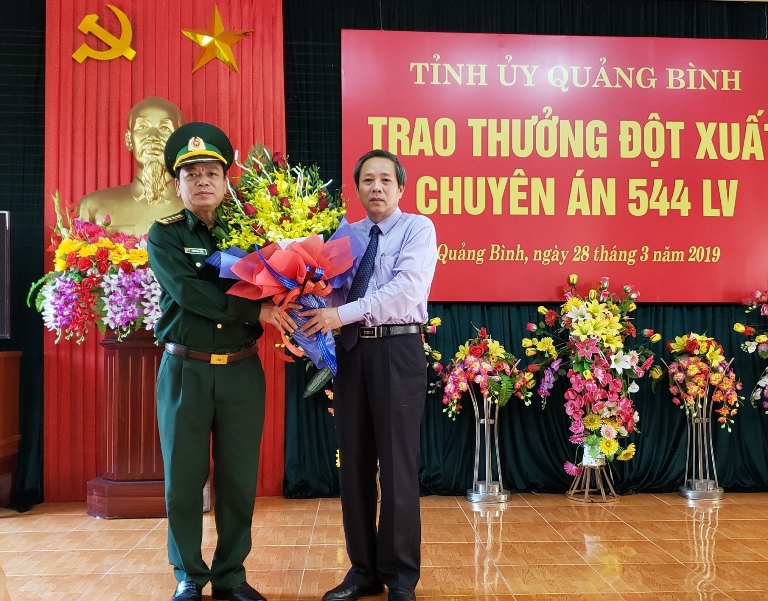 Đồng chí Hoàng Đăng Quang, Bí thư Tỉnh ủy tặng hoa và khen thưởng BĐBP tỉnh.