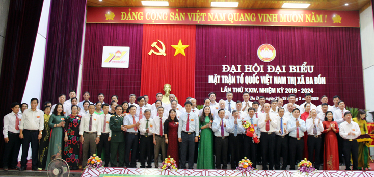 Các ủy viên Ủy ban MTTQ Việt Nam TX. Ba Đồn nhiệm kỳ 2019-2024 ra mắt đại hội.