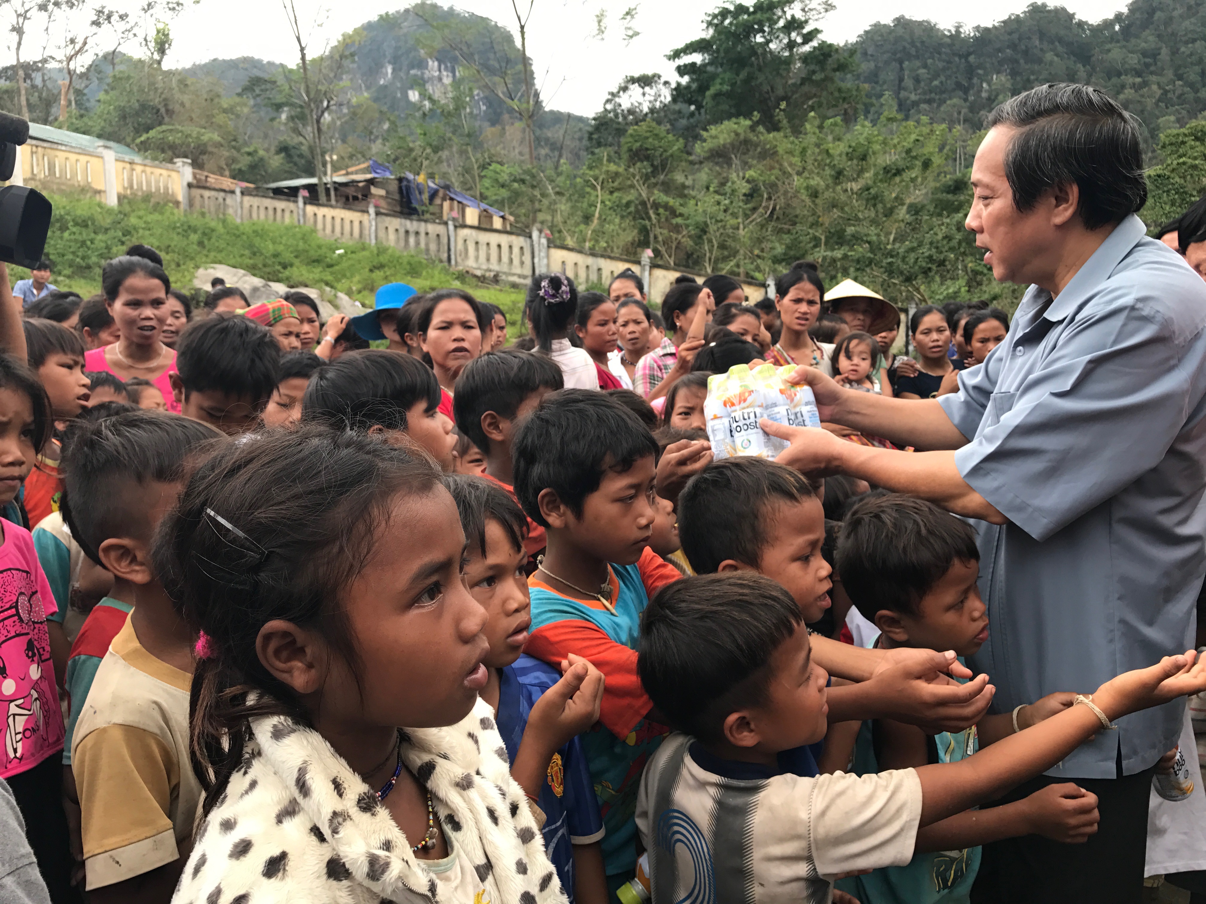 Đồng chí Bí thư Tỉnh uỷ Hoàng Đăng Quang thăm hỏi, tặng quà con em bà con dân tộc người A Rem trong chuyến công tác tại xã Tân Trạch, huyện Bố Trạch