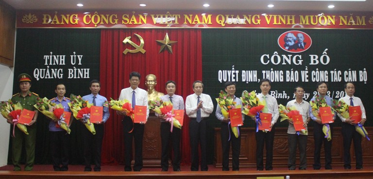  Đồng chí Bí thư Tỉnh uỷ Hoàng Đăng Quang trao quyết định và tặng hoa chúc mừng các đồng chí được phân công, điều động, bổ nhiệm