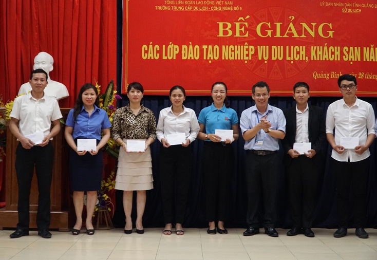 Trao thưởng cho các học viên có thành tích xuất sắc nhất khóa học.