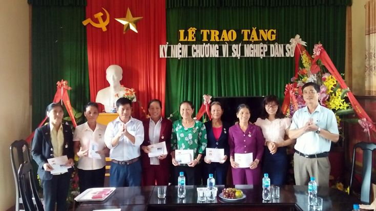 Xã Thái Thủy khen thưởng cho các cộng tác viên có nhiều đóng góp trong công tác dân số.