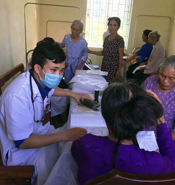 Trung tâm Dân số - KHHGĐ phối hợp với Trung tâm Y tế dự phòng thị xã Ba Đồn khám, tư vấn sức khỏe cho người cao tuổi.