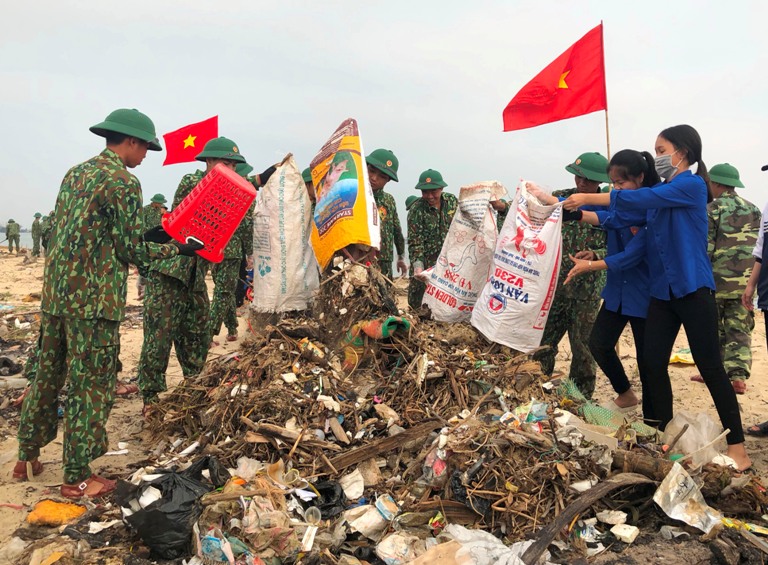 Cán bộ, chiến sĩ BĐBP tỉnh và ĐVTN trên địa bàn tham gia làm vệ sinh hưởng ứng chiến dịch “Hãy làm sạch biển”.