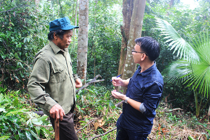 Ông Trương Quốc Đô chia sẻ câu chuyện giữ rừng lim.   