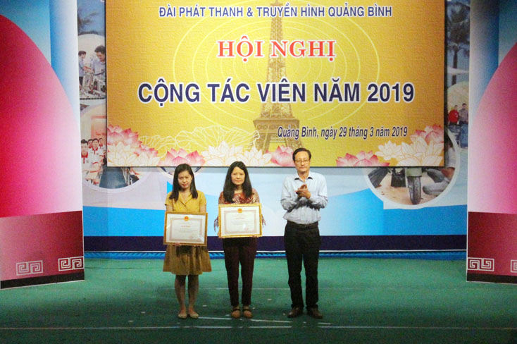  Đồng chí Lê Khánh Hòa, Giám đốc Đài PT-TH Quảng Bình, thừa ủy quyền trao bằng khen của Bộ Thông tin - Truyền thông cho các cá nhân có thành tích xuất sắc trong năm 2018.