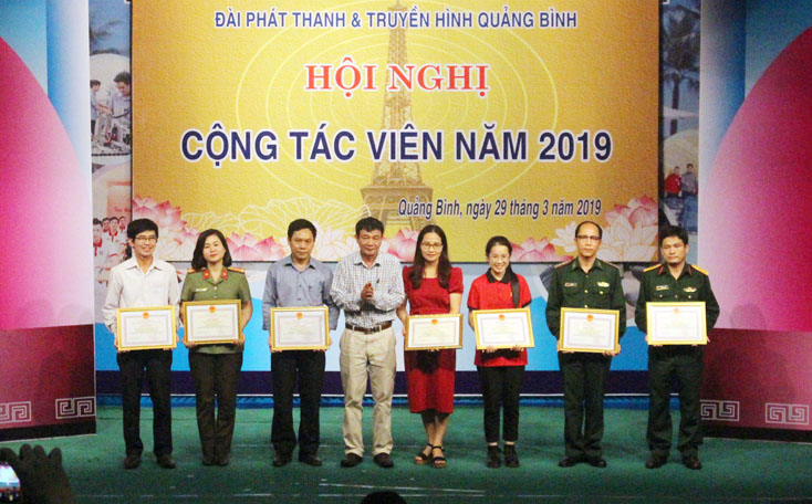  Đại diện lãnh đạo Đài PT-TH Quảng Bình trao thưởng cho các tập thể có nhiều thành tích trong công tác tuyên truyền năm 2018.