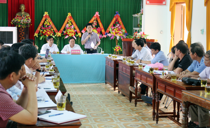 Đồng chí Lê Văn Bảo, Bí thư Huyện ủy chốt phương án giải quyết vụ việc và được sự đồng thuận cao của các hộ tiểu thương.