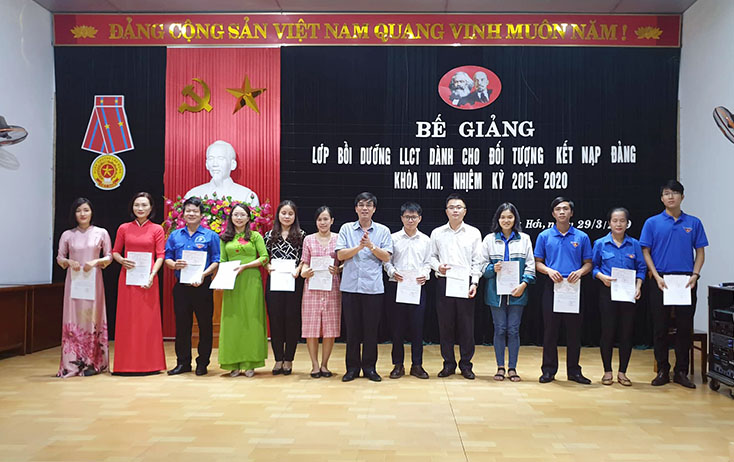 Ban Thường vụ Đảng ủy Khối các cơ quan tỉnh trao giấy chứng nhận cho các đoàn viên đạt thành tích tốt trong học tập