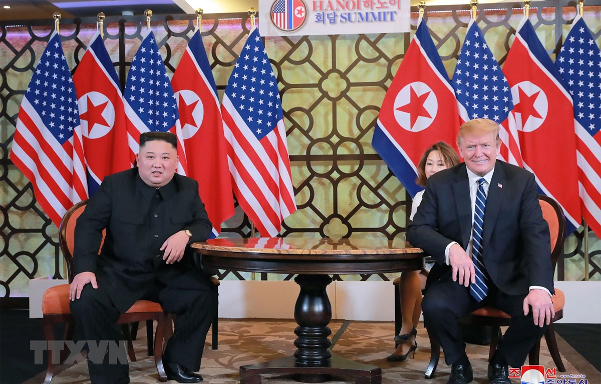 Tổng thống Mỹ Donald Trump (phải) và nhà lãnh đạo Triều Tiên Kim Jong-un (trái) tại cuộc gặp ở Hà Nội ngày 28-2-2019. (Ảnh: AFP/TTXVN)