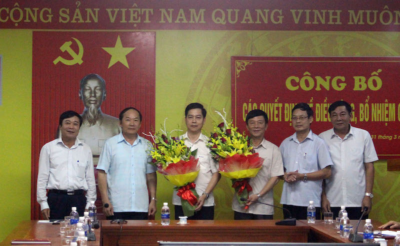 Đồng chí Trần Xuân Vinh, Uỷ viên Ban Thường vụ, Trưởng ban Tổ chức Tỉnh uỷ trao tặng hoa chúc mừng các đồng chí được phân công, điều động