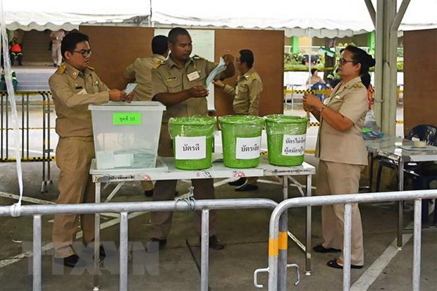 Nhân viên an ninh và nhân viên bầu cử Thái Lan kiểm kết quả bỏ phiếu tại một điểm bầu cử ở Narathiwat ngày 24-3-2019. (Ảnh: AFP/TTXVN)