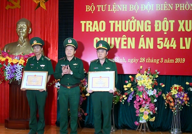 Thiếu tướng Lê Như Đức trao bằng khen của Bộ Tư lệnh BĐBP cho lực lượng đánh án.
