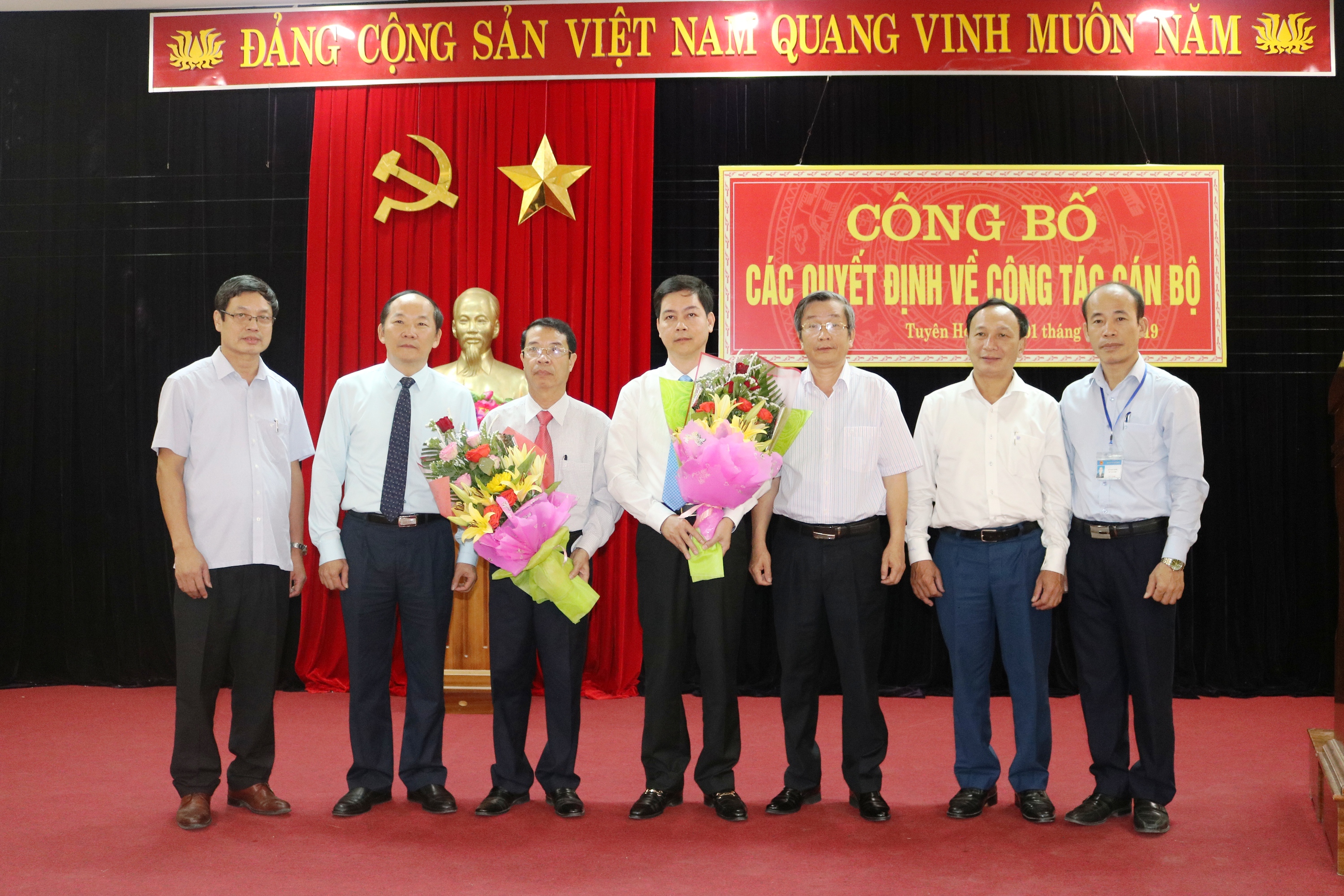 Đồng chí Trần Xuân Vinh, Trưởng ban Tổ chức Tỉnh ủy và Trần Hải Châu, Trưởng ban Nội chính Tỉnh ủy tặng hoa chúc mừng các đồng chí được phân công, điều động